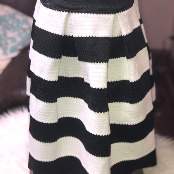 Black and white stripe skirt - Picture 2 of 5